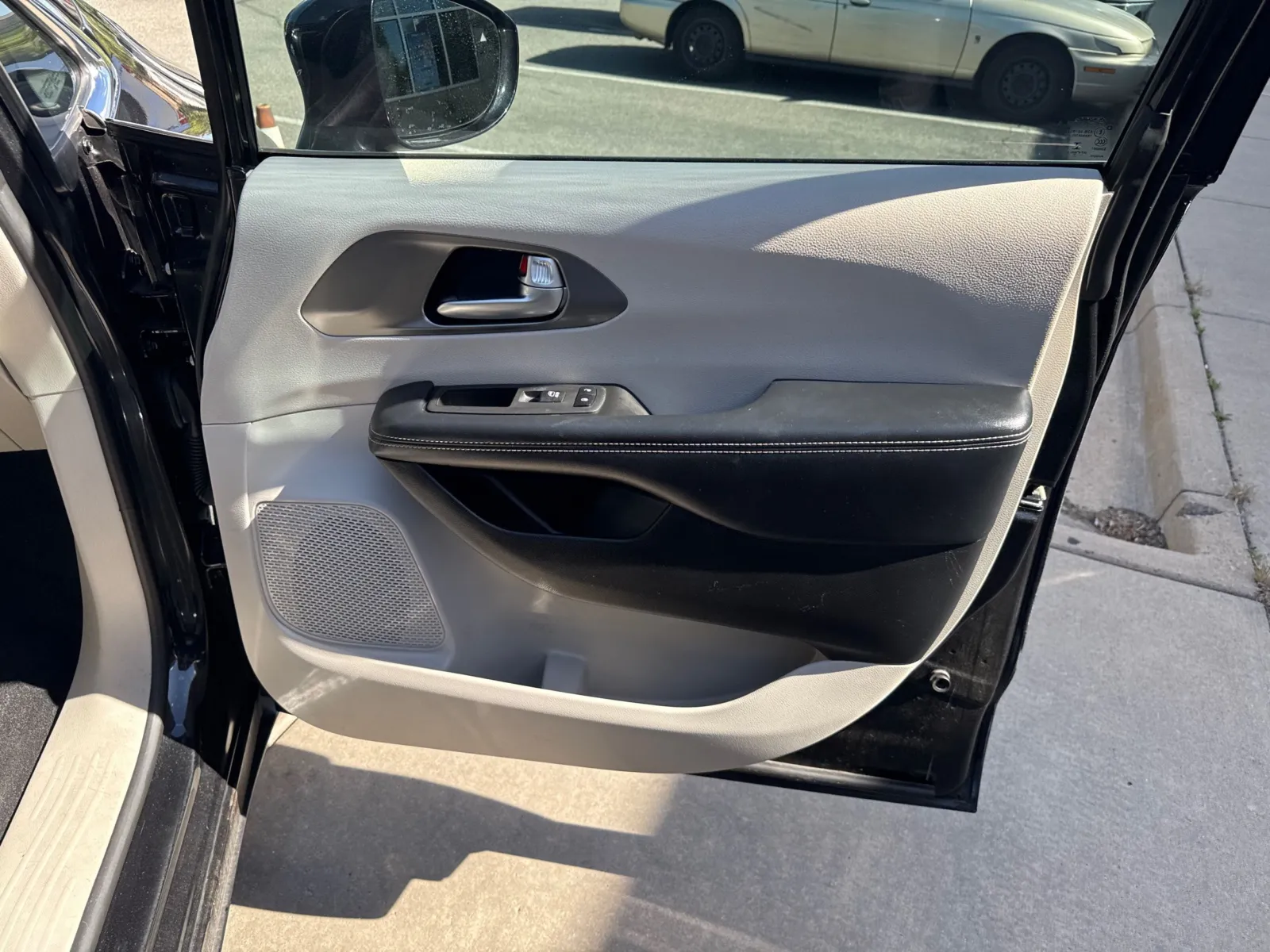 Chrysler Pacifica photo 15