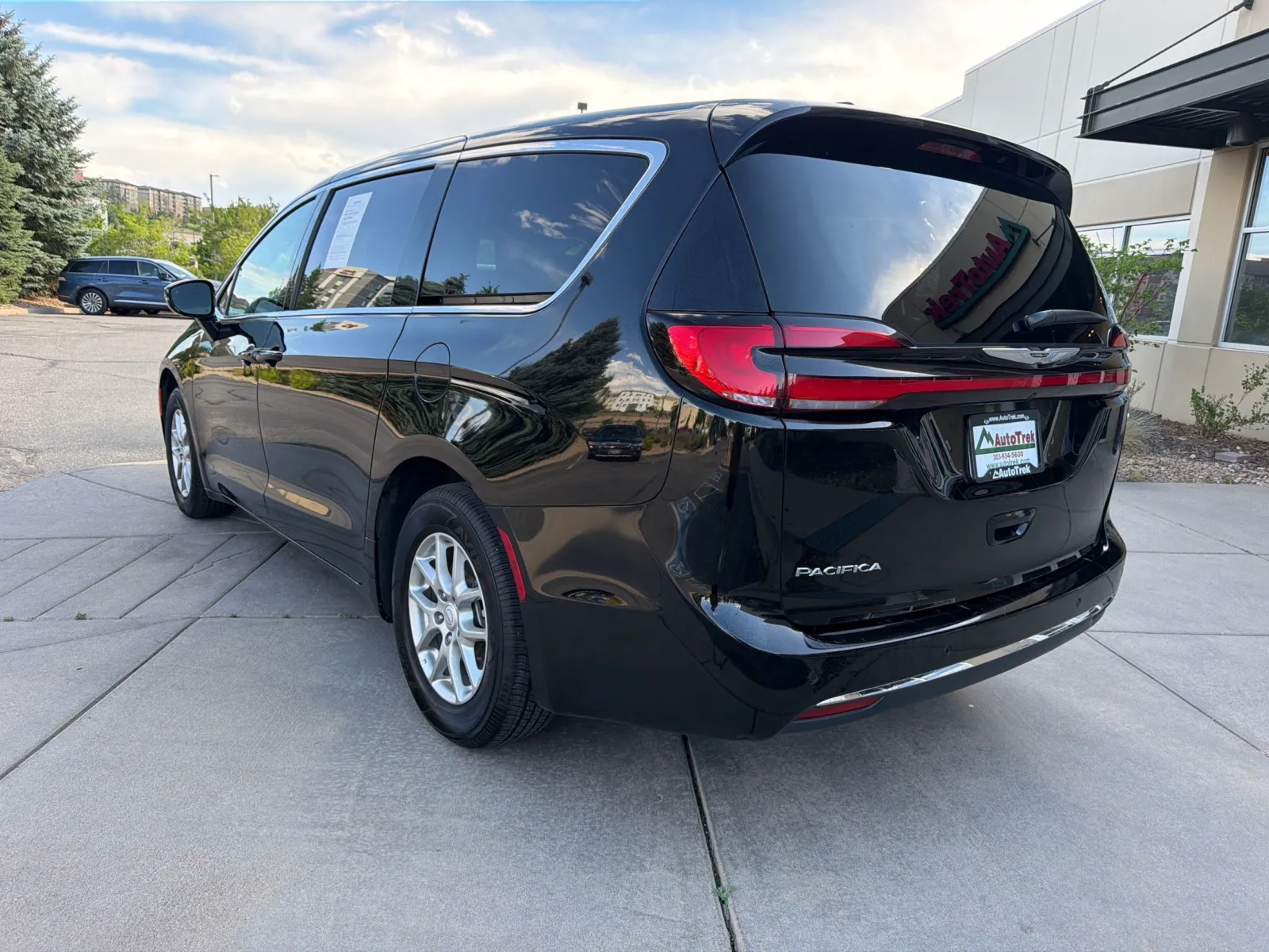 Chrysler Pacifica photo 8