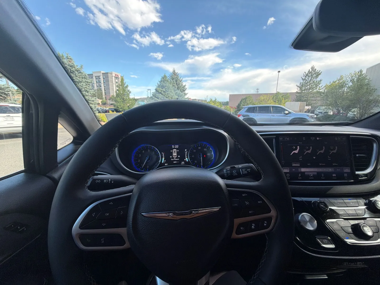 Chrysler Pacifica photo 21