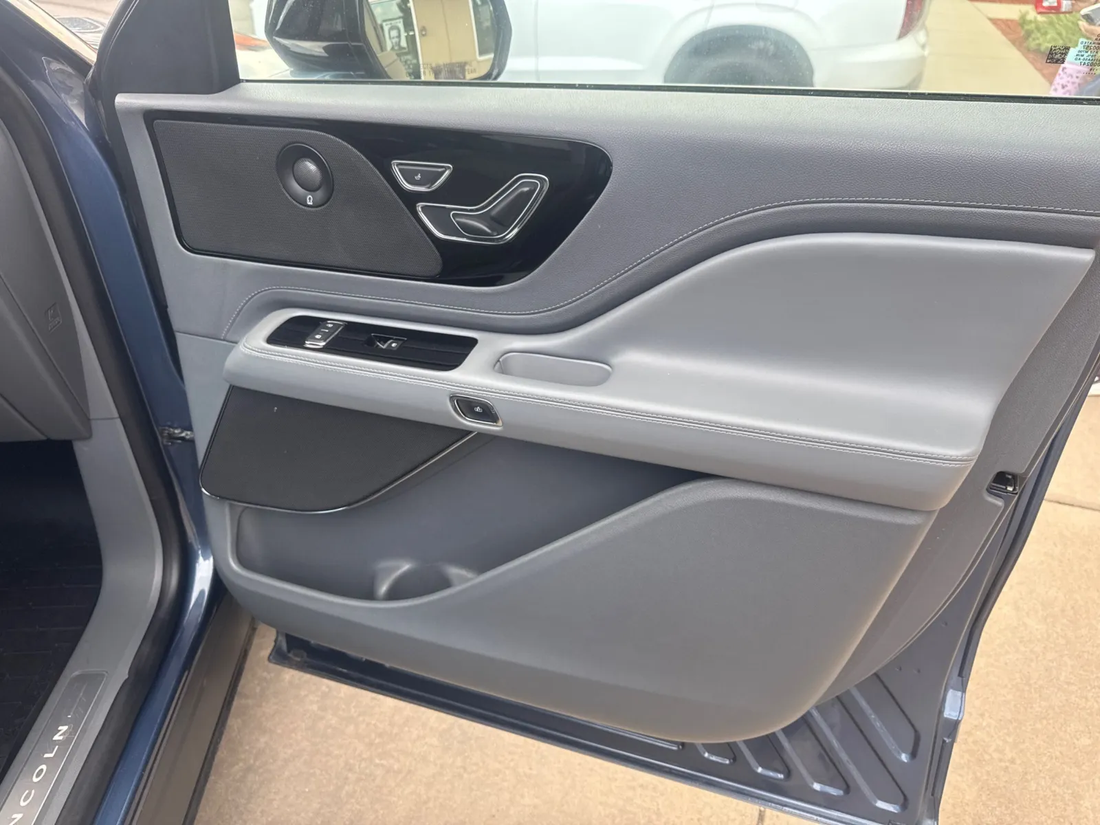 Lincoln Aviator photo 26