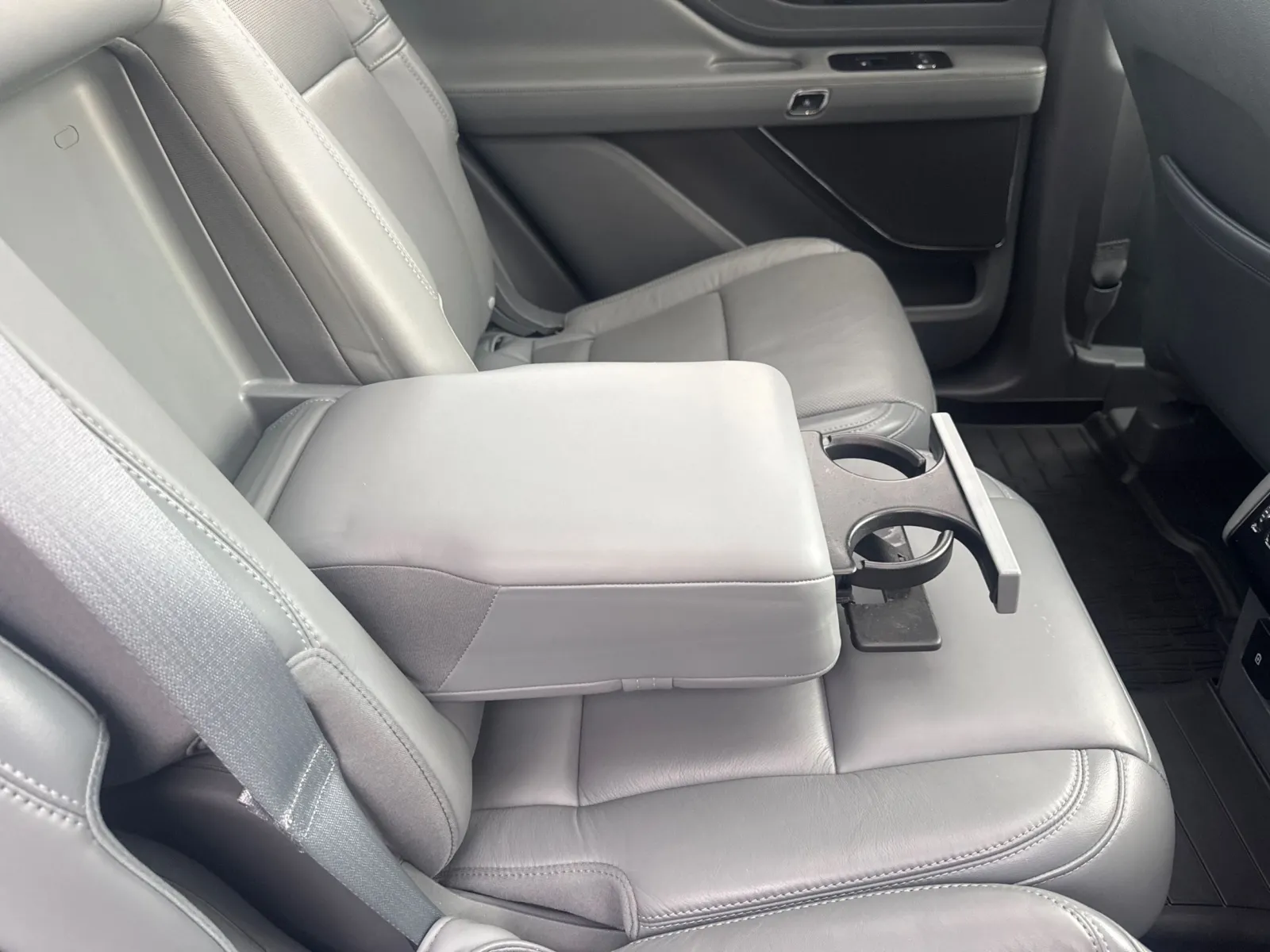 Lincoln Aviator photo 29