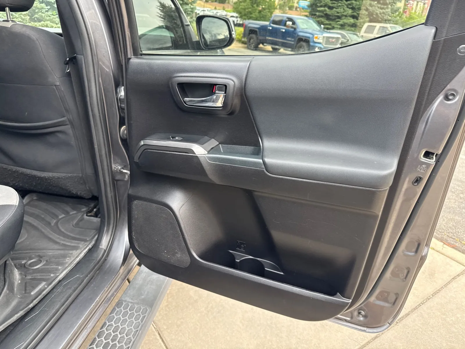 Toyota Tacoma photo 19