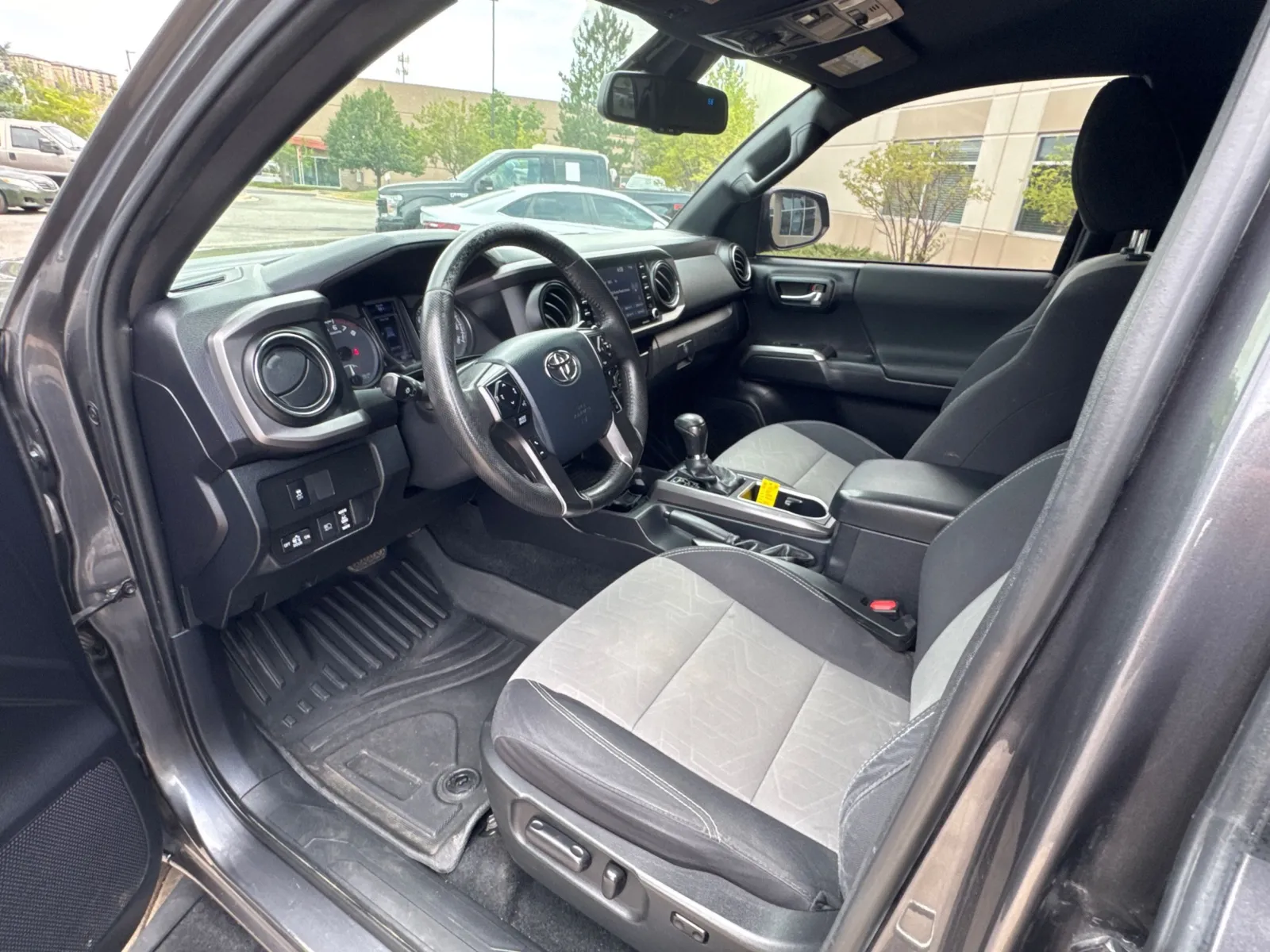Toyota Tacoma photo 24
