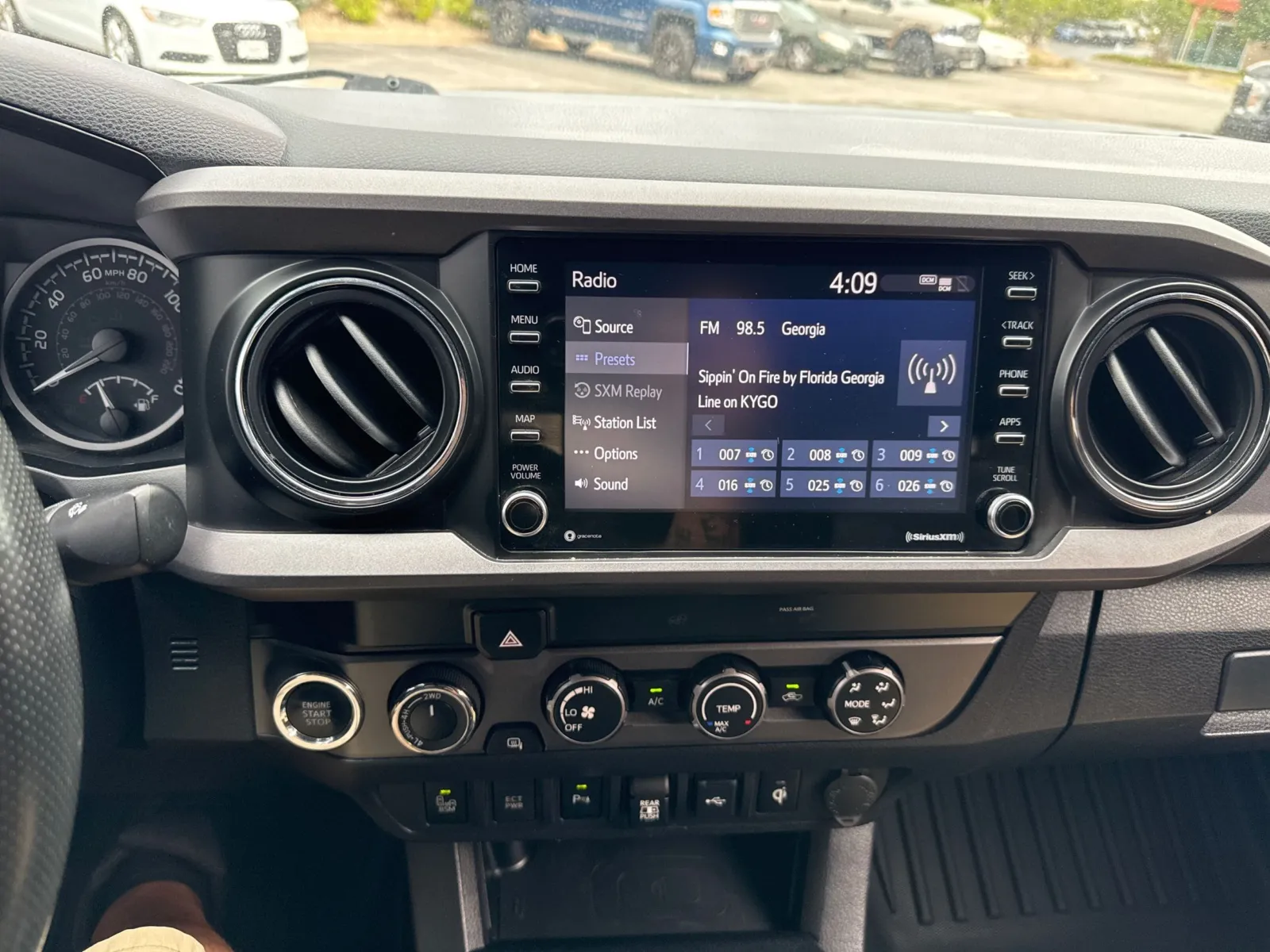 Toyota Tacoma photo 29