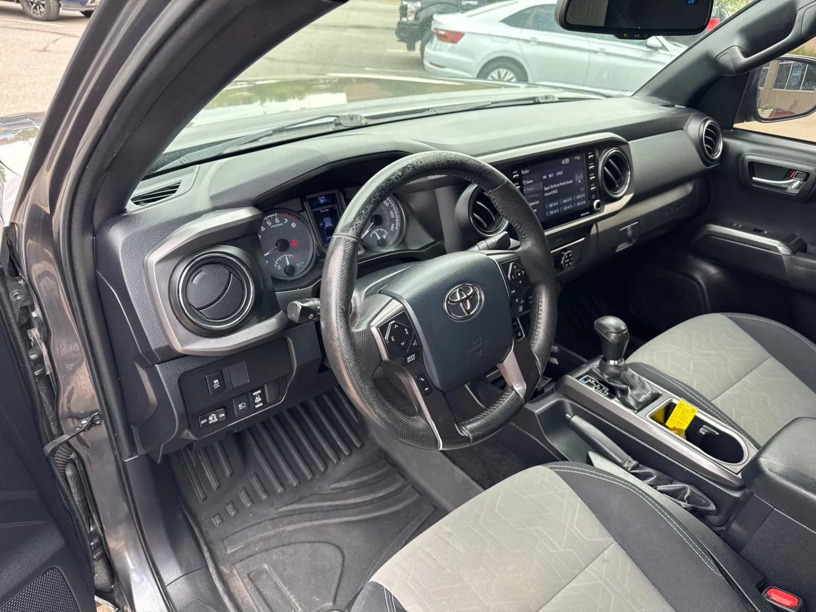 Toyota Tacoma photo 26