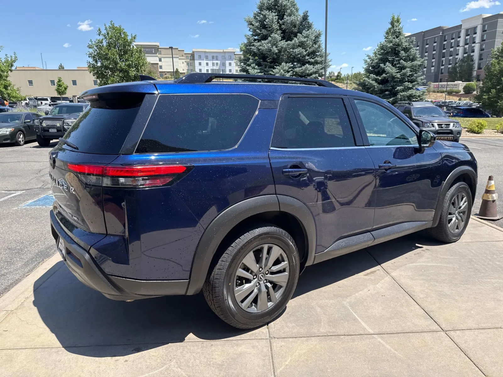 Nissan Pathfinder photo 6