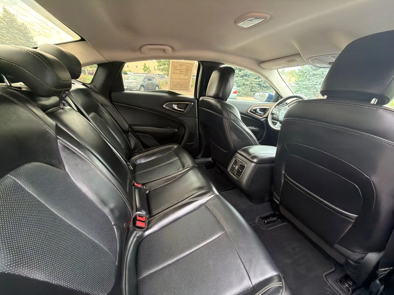 Chrysler 200 photo 16