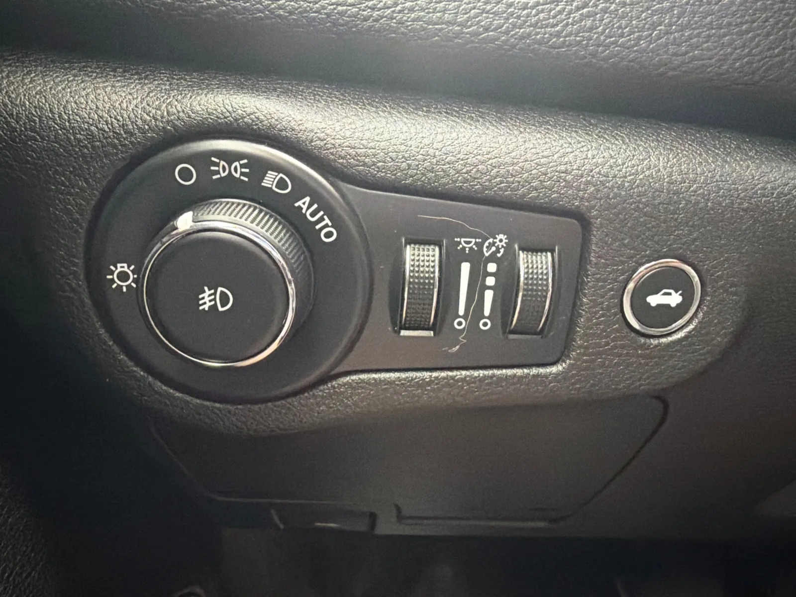 Chrysler 200 photo 22