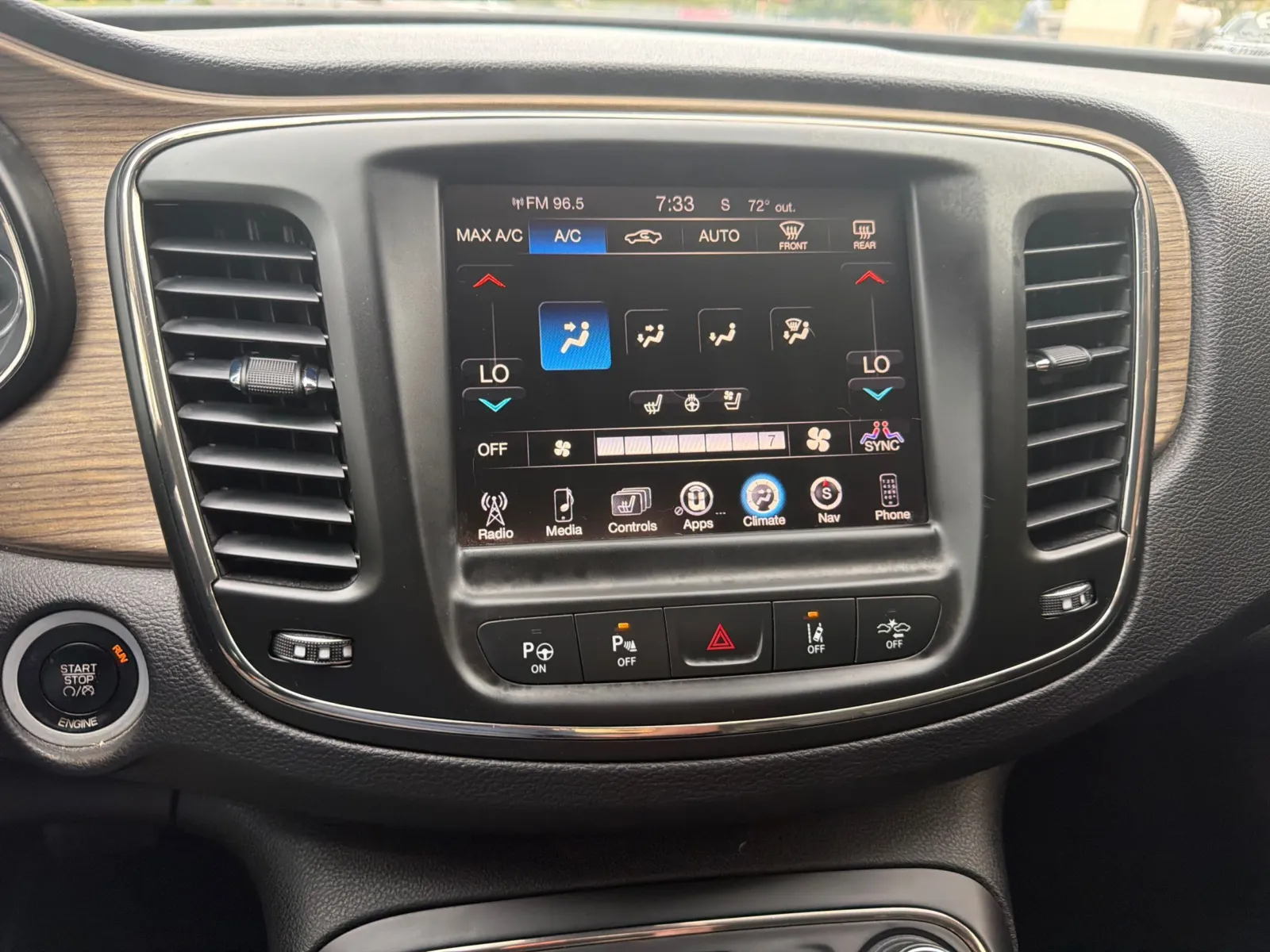 Chrysler 200 photo 26
