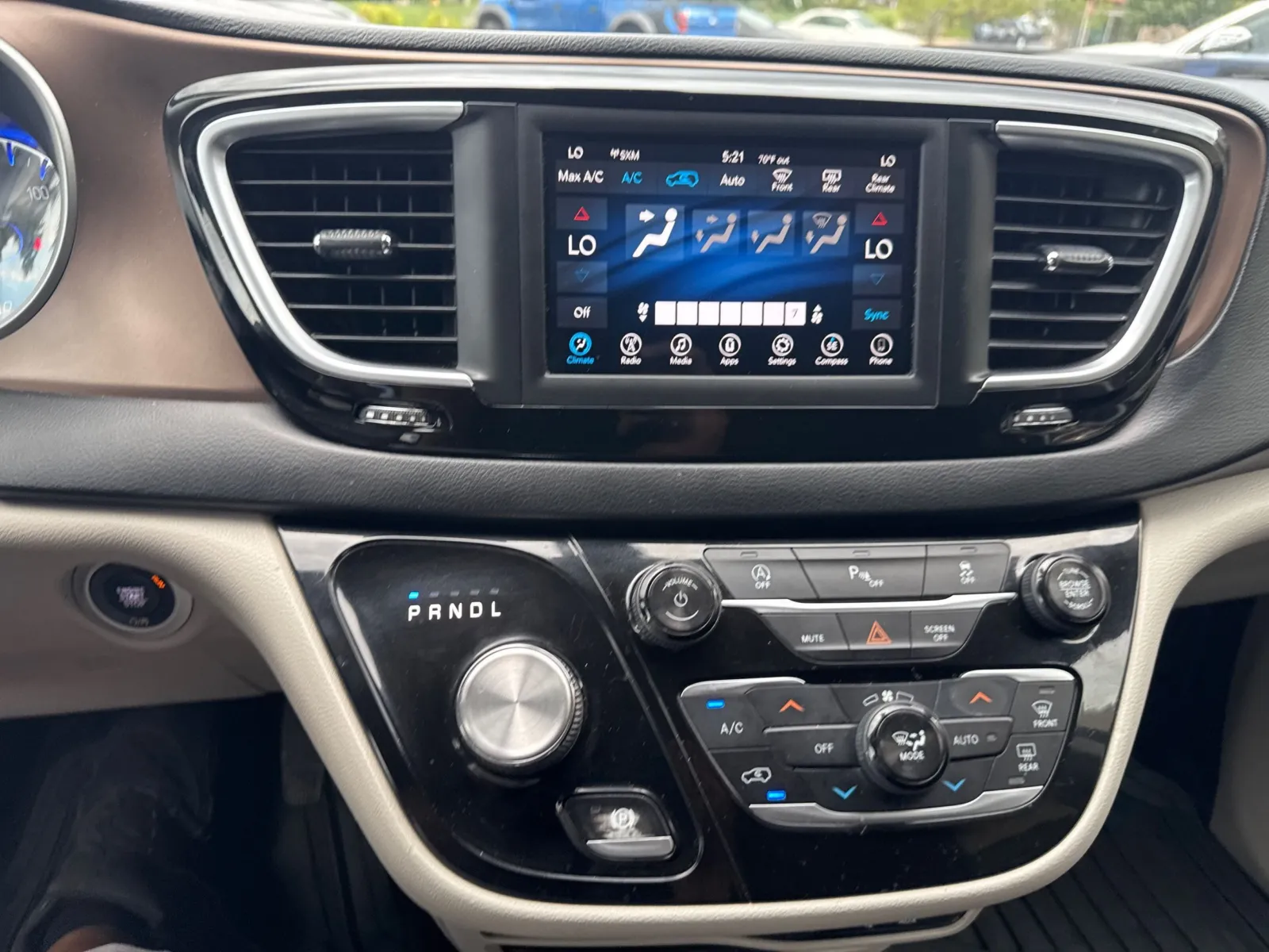 Chrysler Pacifica photo 30
