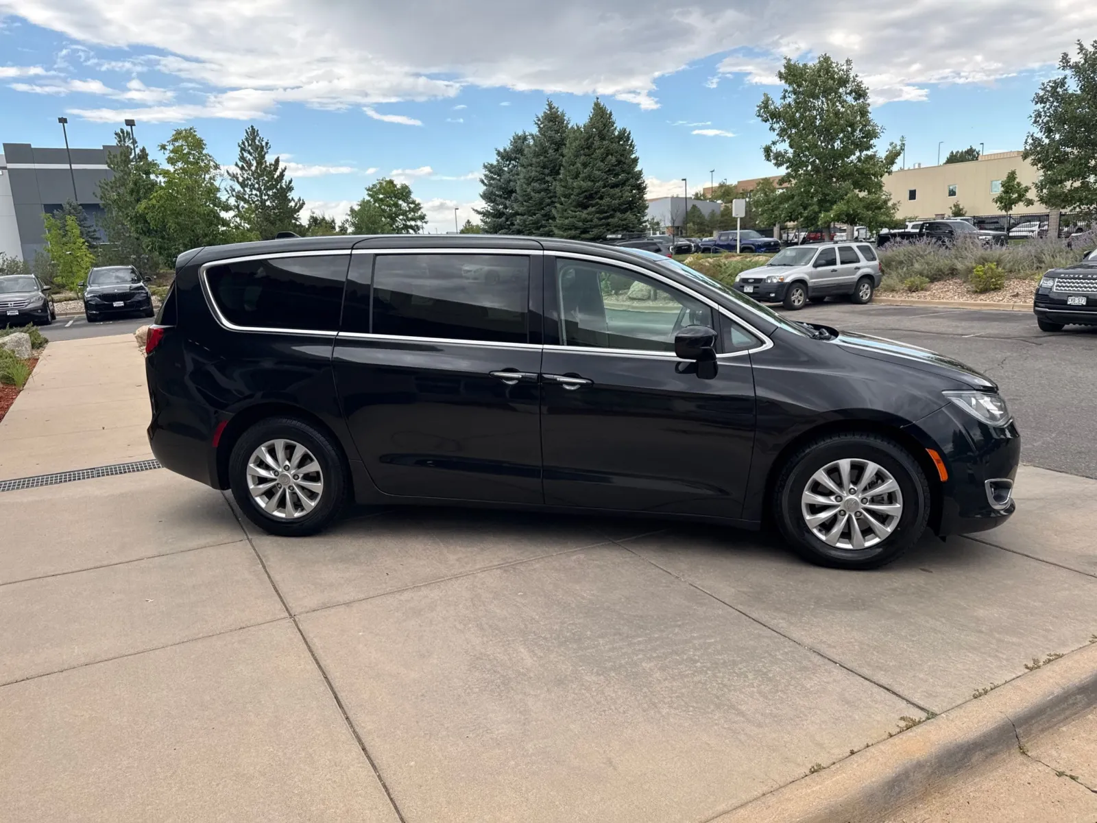Chrysler Pacifica photo 4