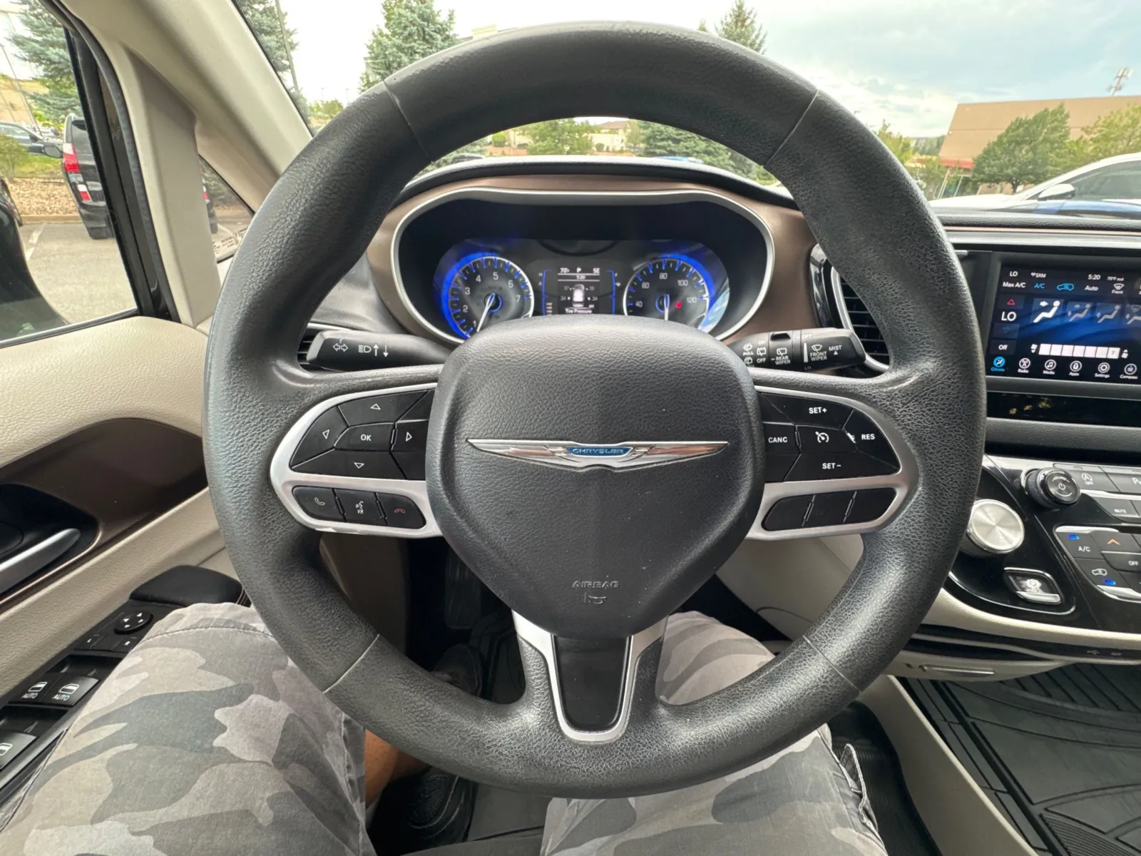 Chrysler Pacifica photo 29