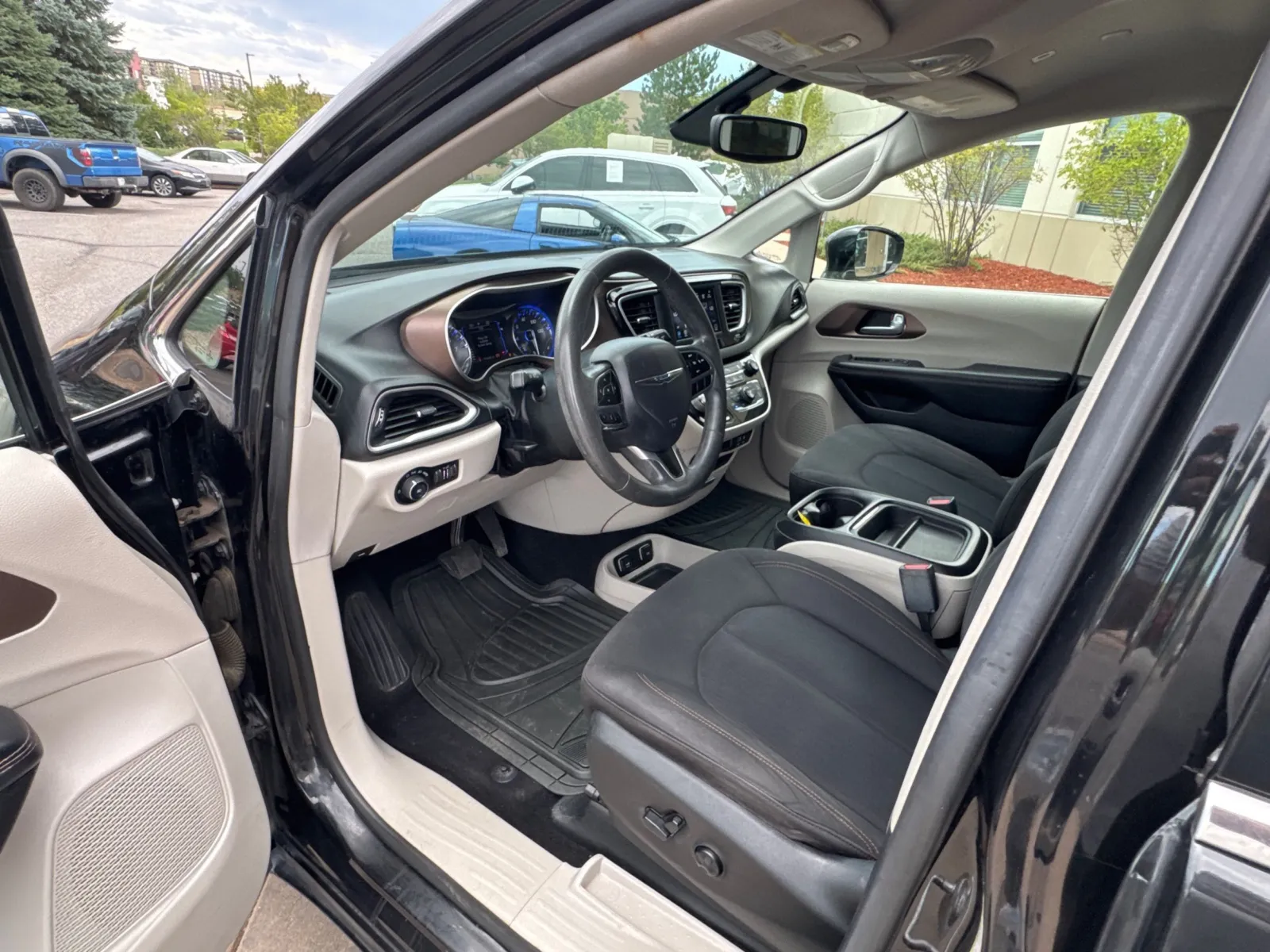 Chrysler Pacifica photo 25