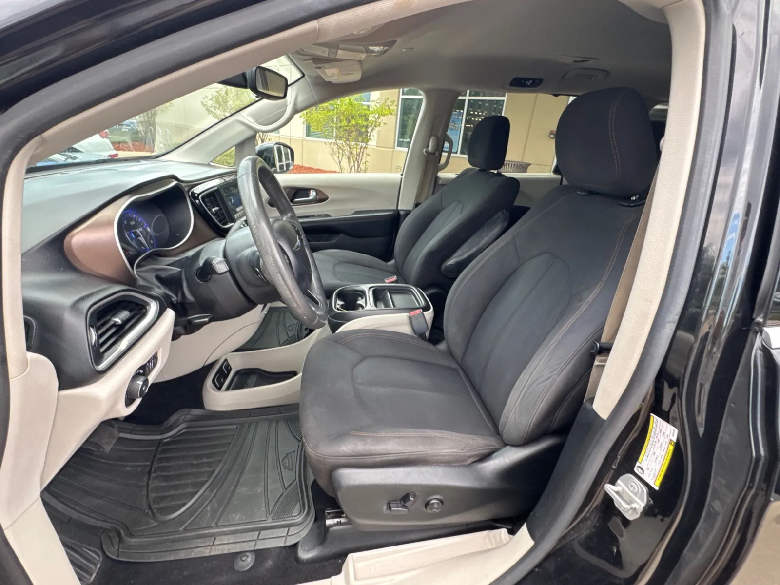 Chrysler Pacifica photo 26