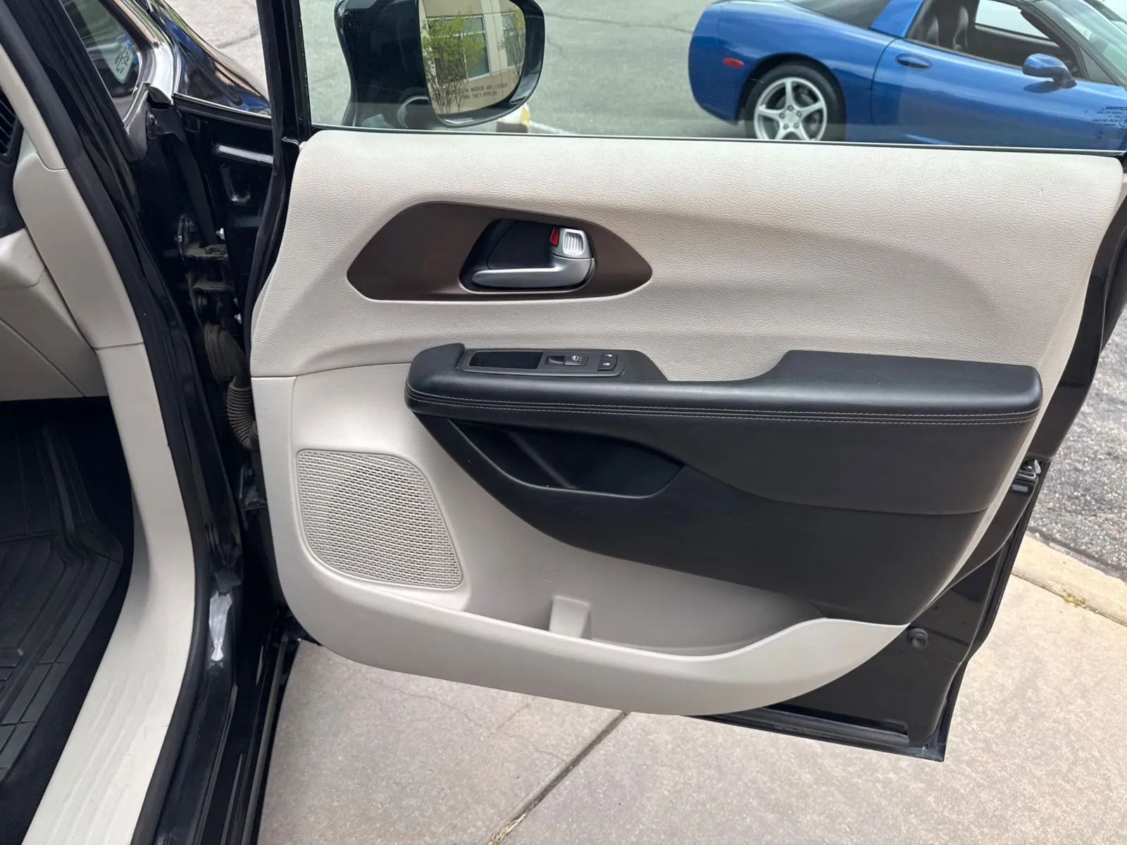 Chrysler Pacifica photo 14