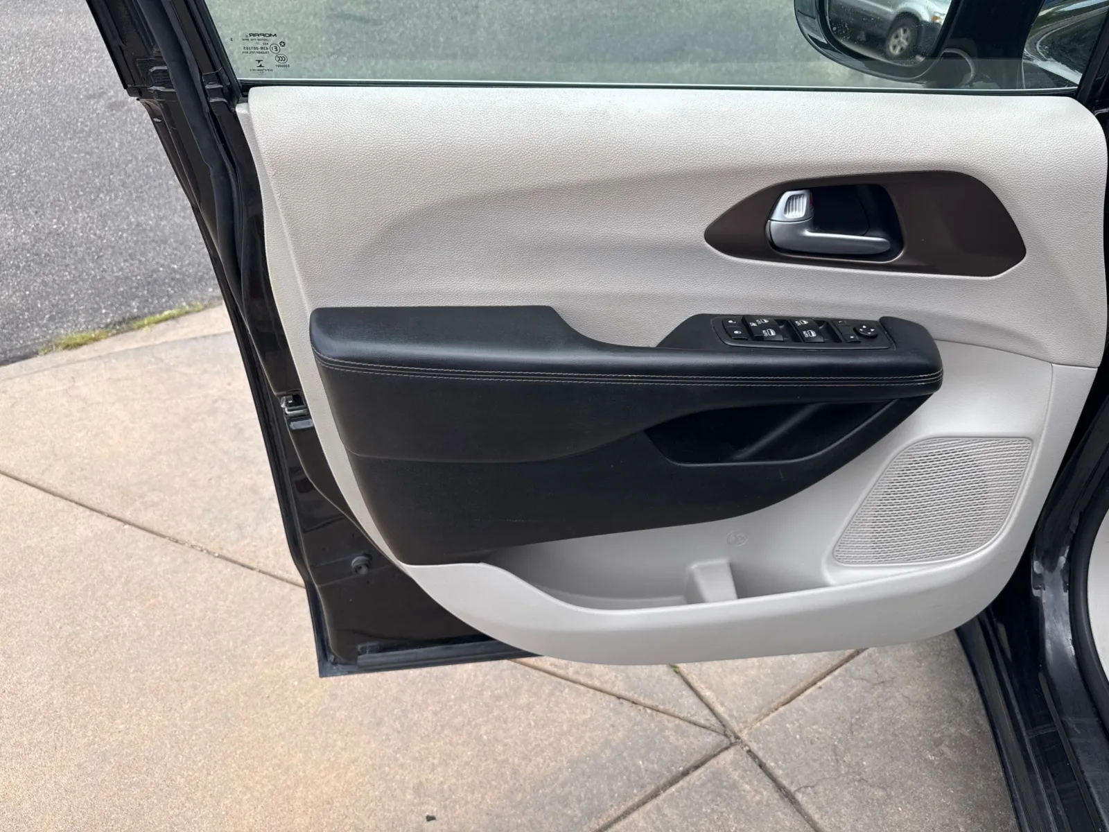 Chrysler Pacifica photo 24