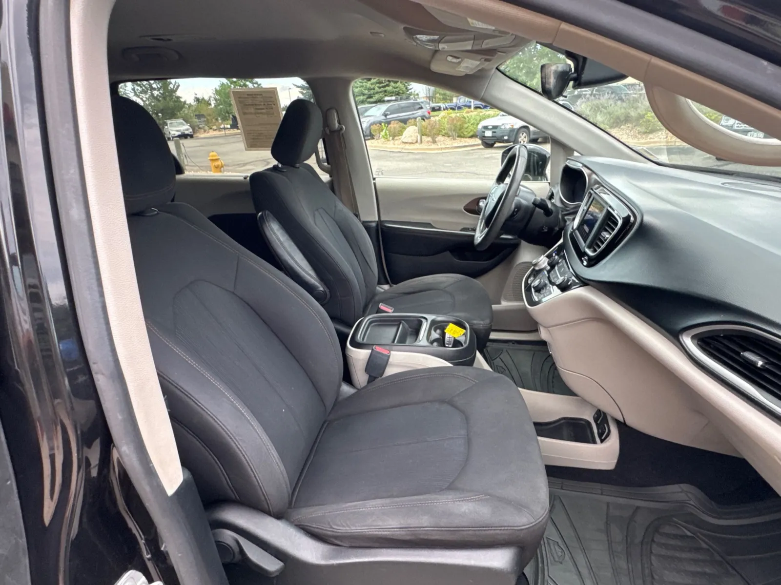 Chrysler Pacifica photo 16