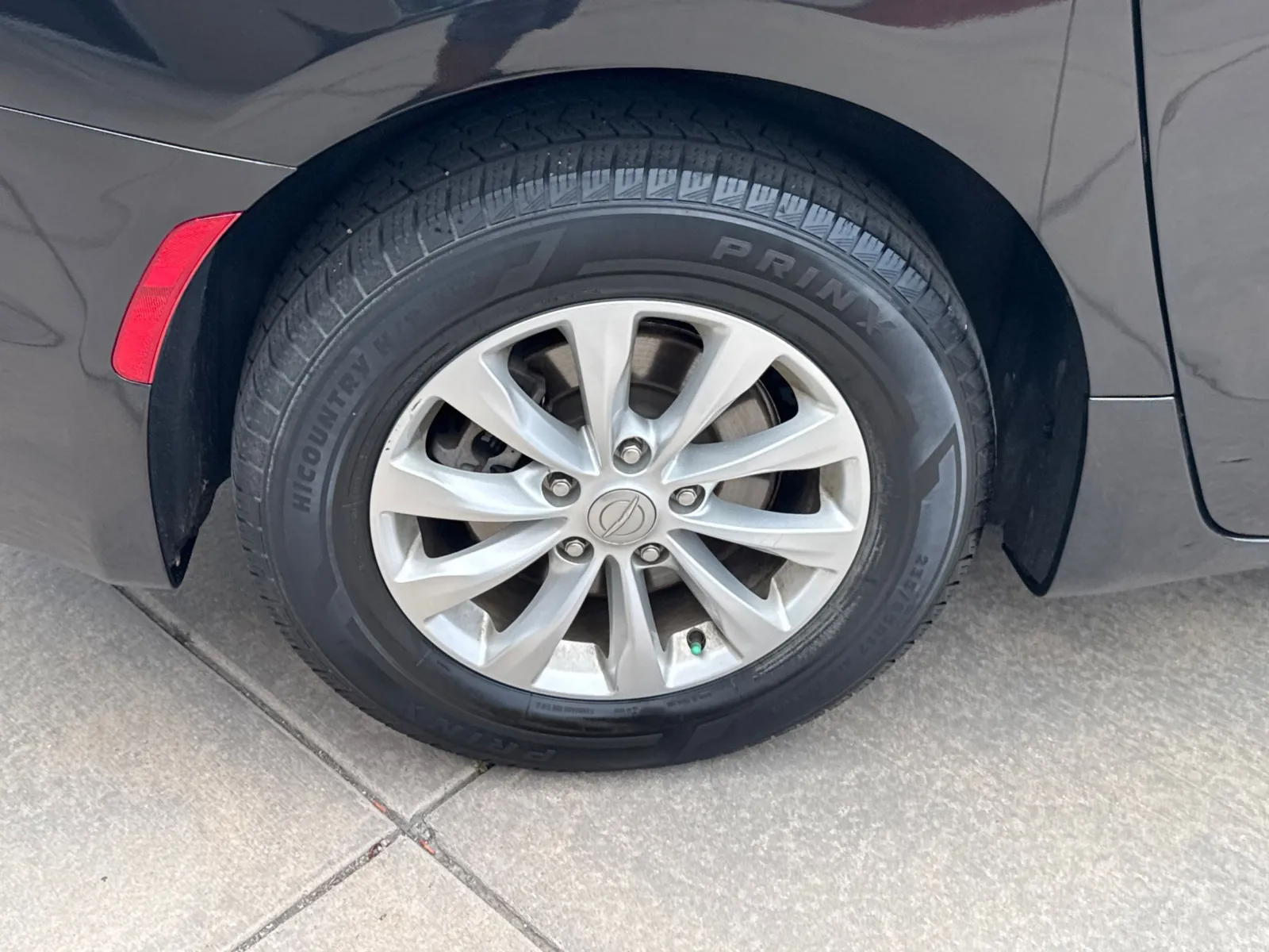 Chrysler Pacifica photo 12