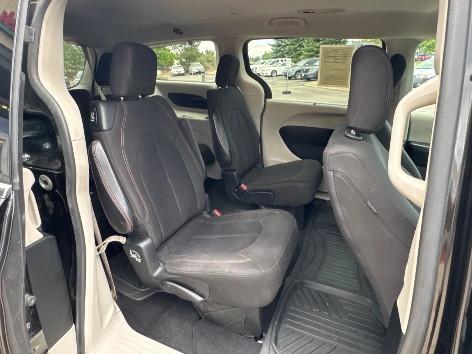 Chrysler Pacifica photo 18