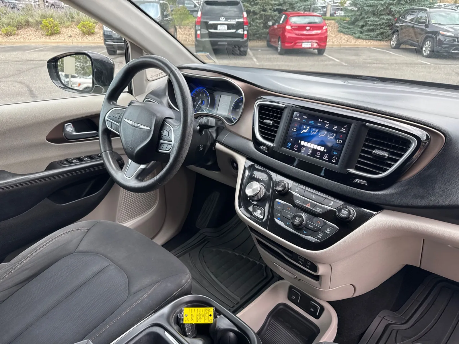 Chrysler Pacifica photo 17
