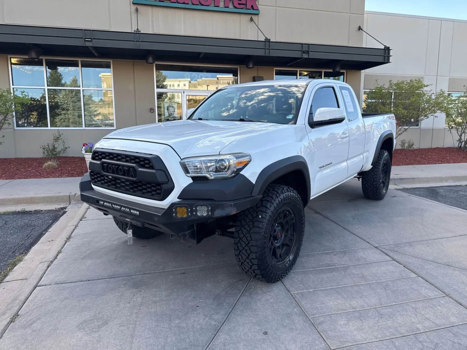 Toyota Tacoma photo 2