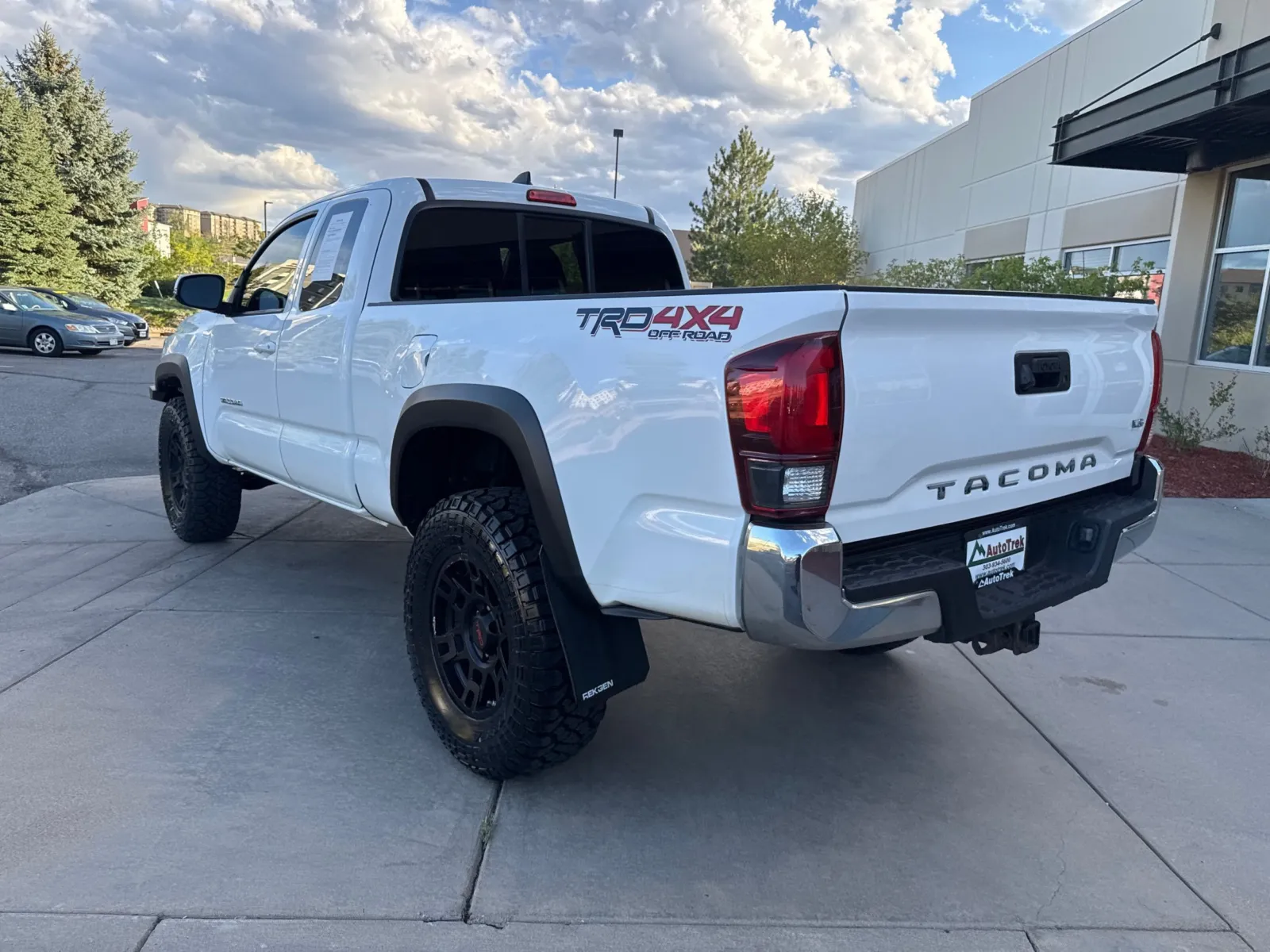 Toyota Tacoma photo 9