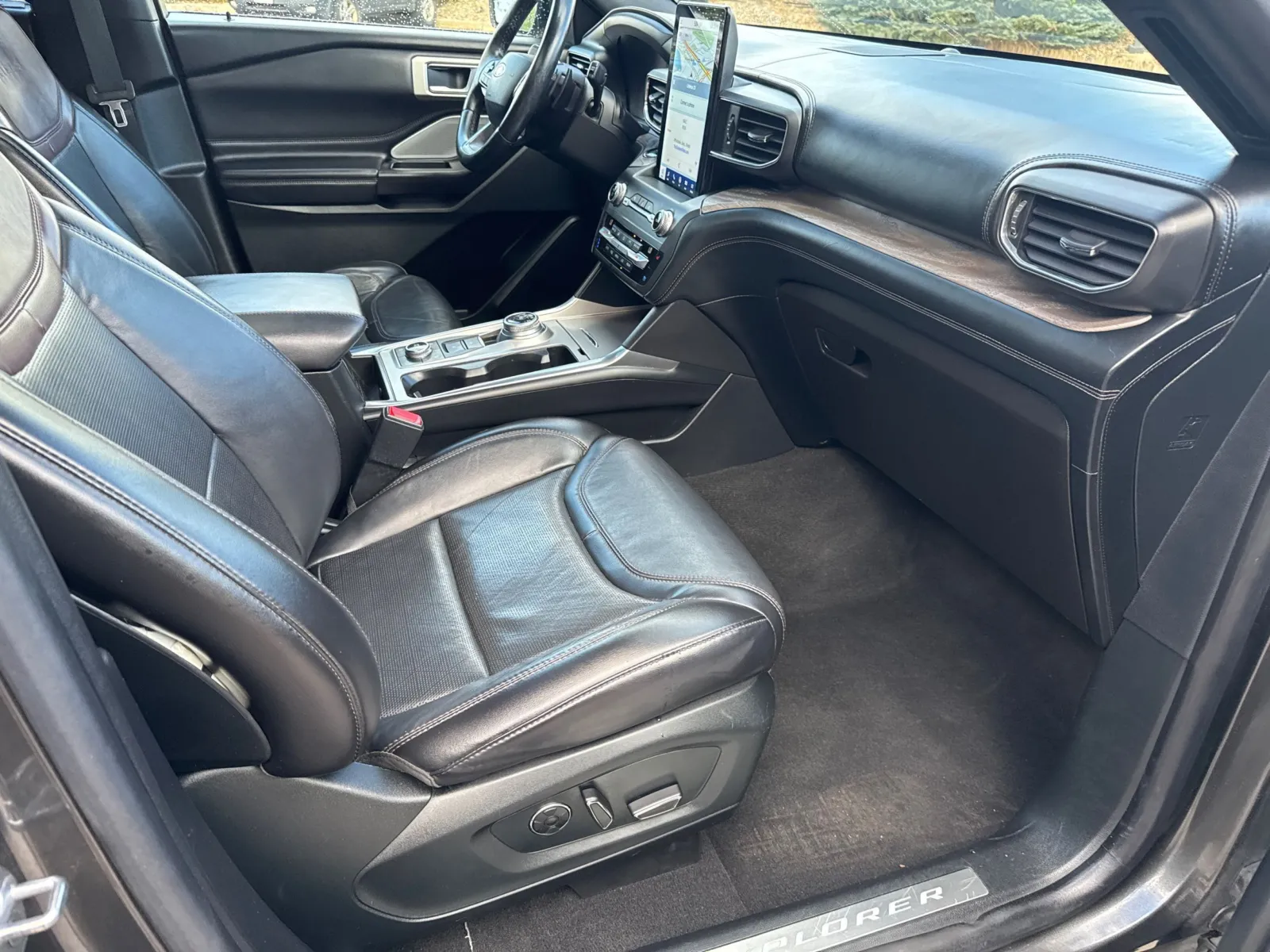 Ford Explorer photo 17