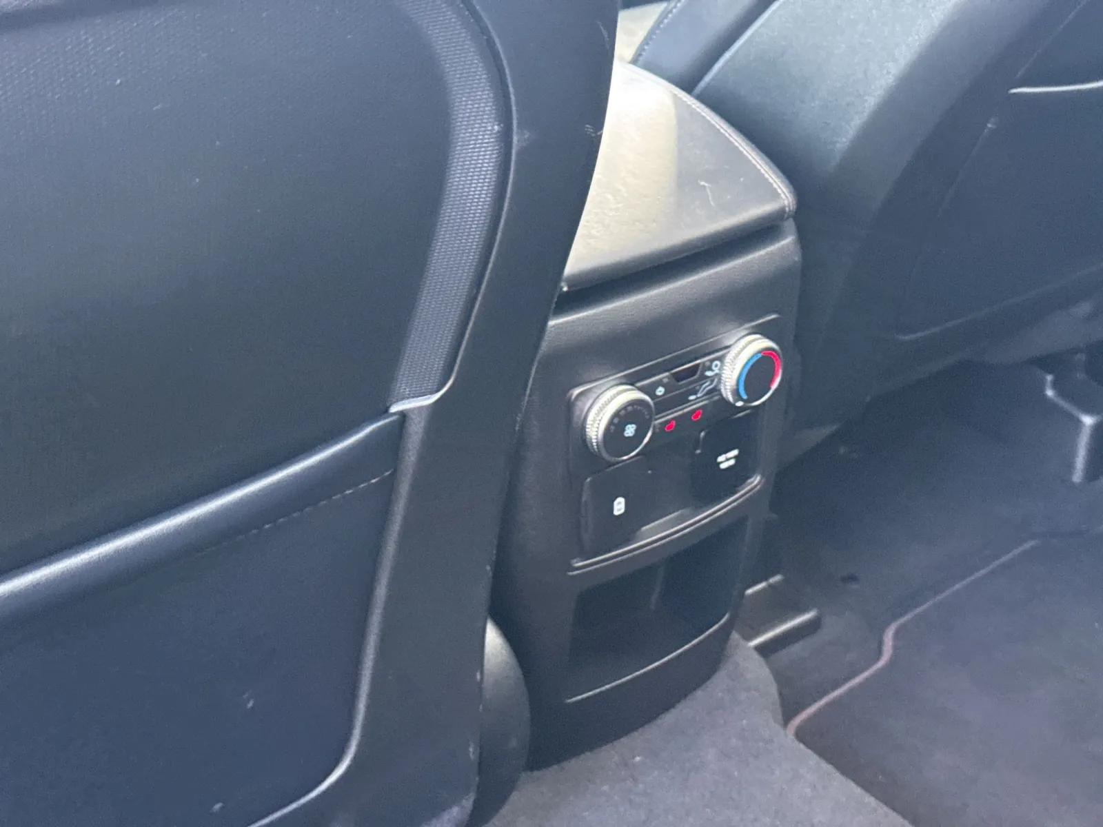Ford Explorer photo 29