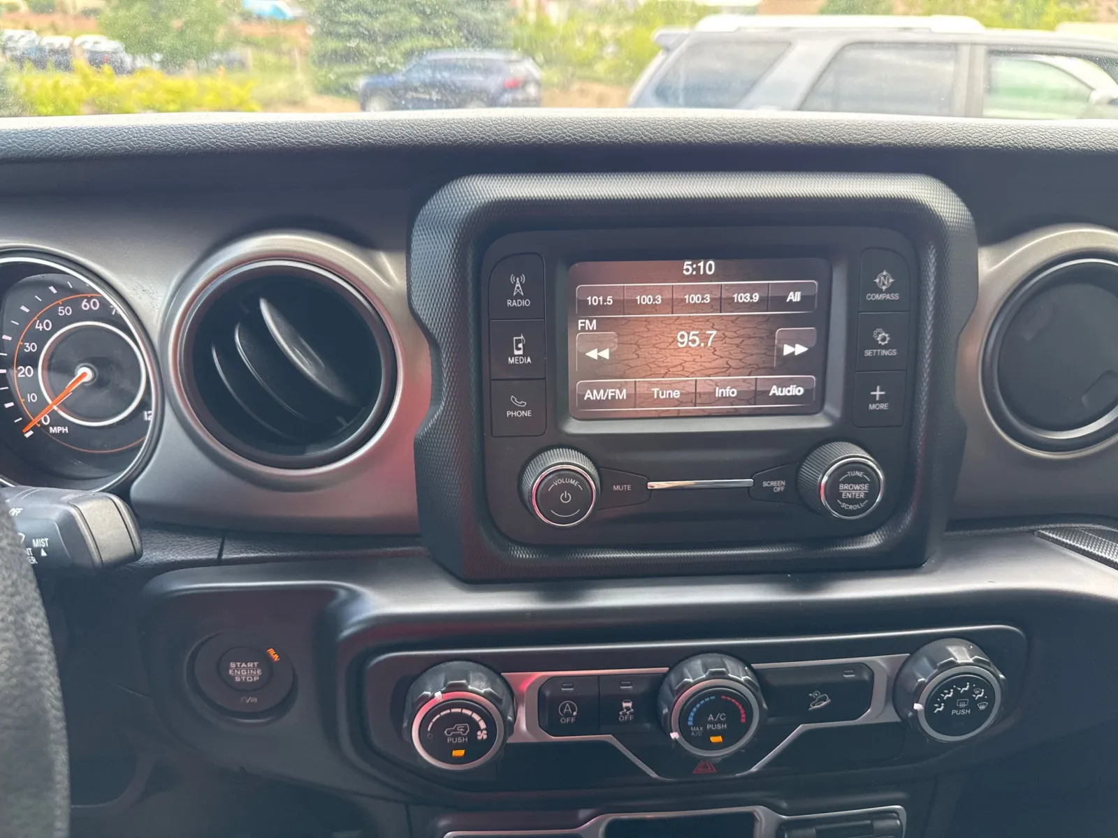 Jeep Wrangler photo 26