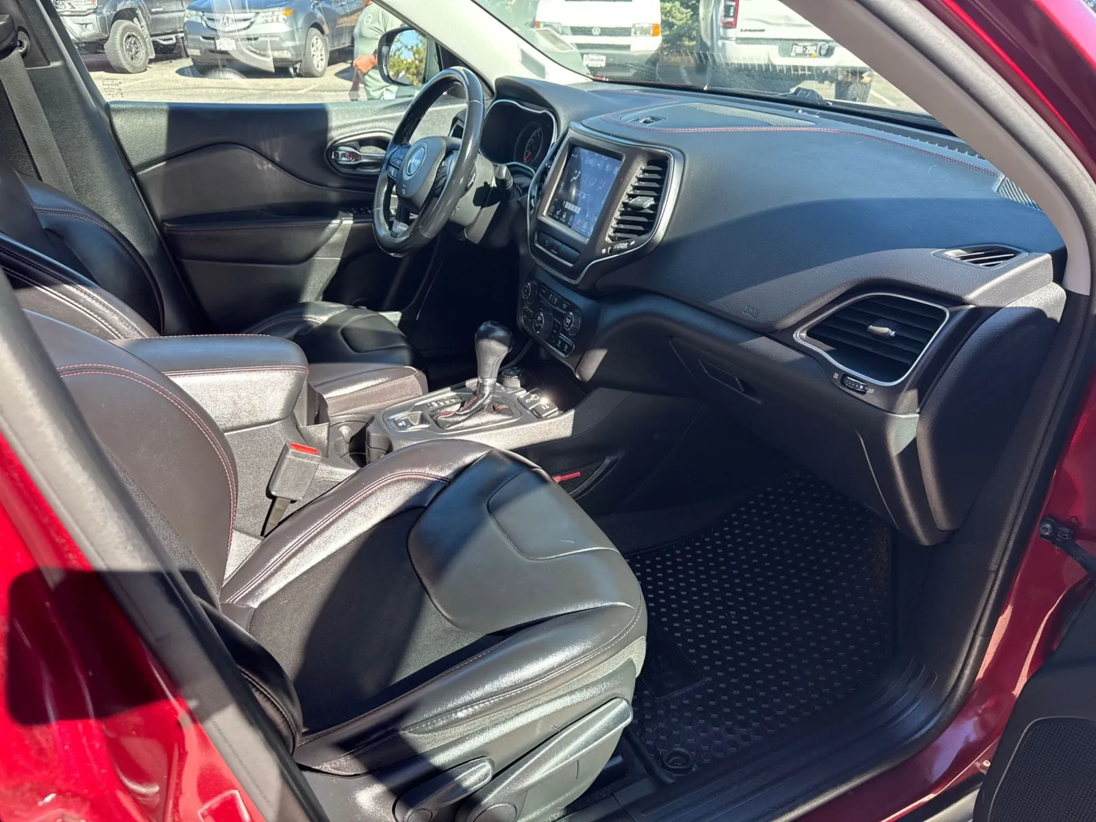 Jeep Cherokee photo 16