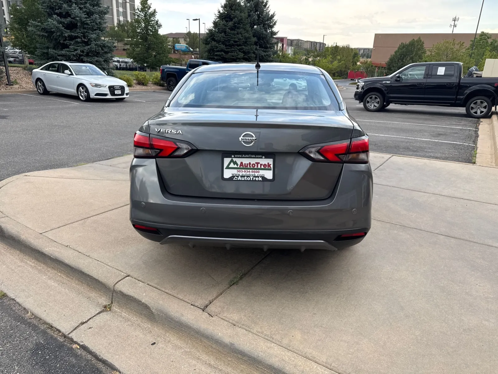 Nissan Versa photo 7