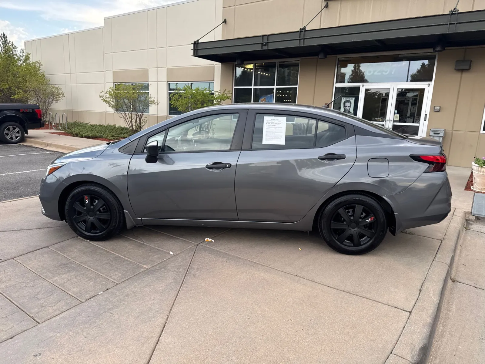 Nissan Versa photo 9