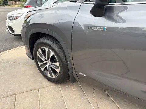 More photos of 2021 Toyota Highlander Hybrid XLE at AutoTrek, CO