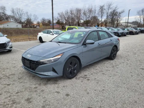 Gray 2022 Hyundai Elantra SEL for sale in Terre Haute, IN