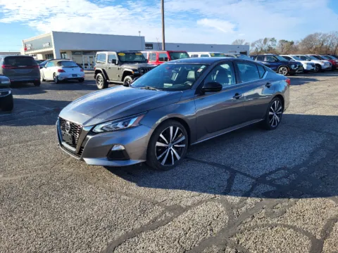 Gray 2022 Nissan Altima 2.5 SR for sale in Terre Haute, IN