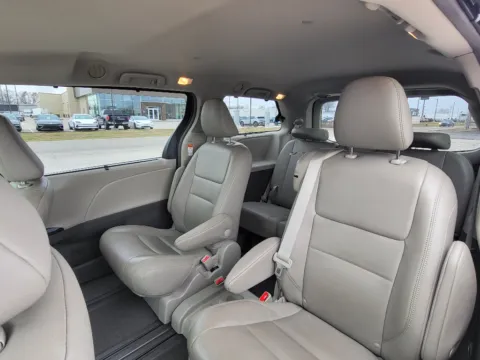 More photos of 2018 Toyota Sienna XLE at Dorsett Hyundai, IN