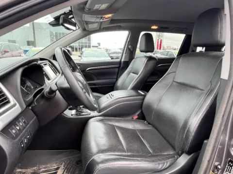 More photos of 2016 Toyota Highlander Limited Platinum at Dorsett Hyundai, IN