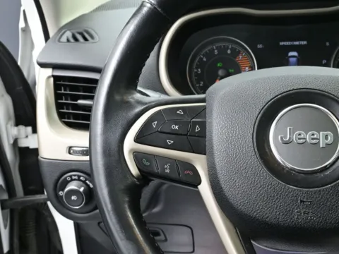 More photos of 2016 Jeep Cherokee Limited at Dorsett Hyundai, IN