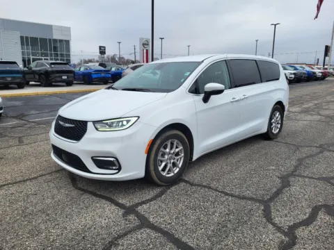 White 2023 Chrysler Pacifica Touring L for sale in Terre Haute, IN