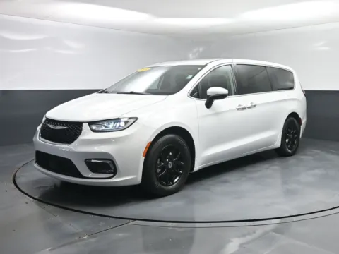 White 2023 Chrysler Pacifica Touring L for sale in Terre Haute, IN