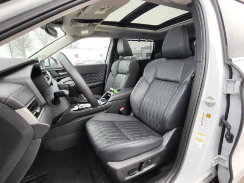 More photos of 2025 Mitsubishi Outlander SEL at Dorsett Hyundai, IN