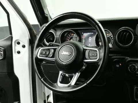 More photos of 2022 Jeep Gladiator Overland at Dorsett Hyundai, IN