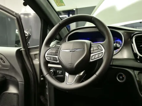 More photos of 2025 Chrysler Pacifica Select at Dorsett Hyundai, IN