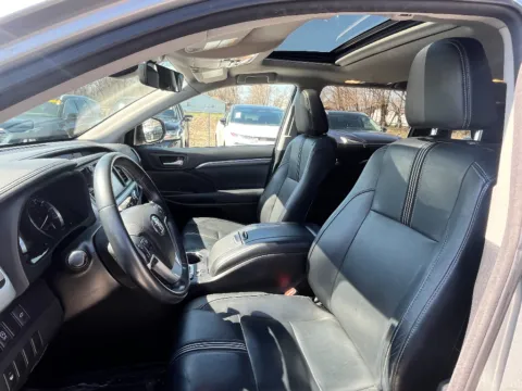 Photos of 2017 Toyota Highlander SE for sale in Terre Haute, IN at Dorsett Hyundai