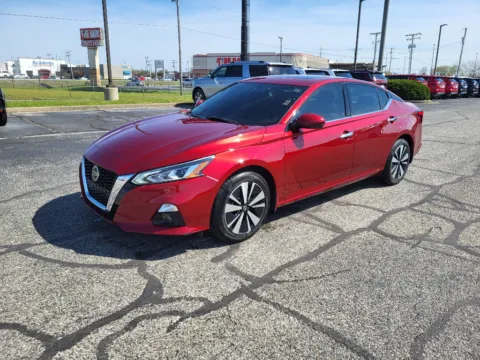 Red 2019 Nissan Altima 2.5 SV for sale in Terre Haute, IN