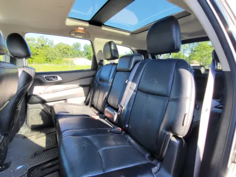 More photos of 2020 Nissan Pathfinder Platinum at Dorsett Hyundai, IN