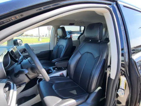 Another view of 2024 Chrysler Pacifica Hybrid Select for sale in Terre Haute, IN at Dorsett Hyundai