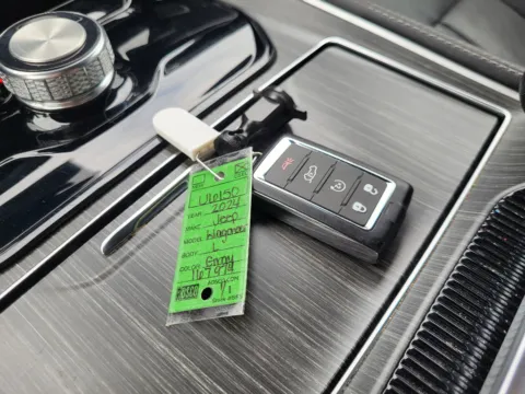 More photos of 2024 Jeep Wagoneer L Series II at Dorsett Hyundai, IN