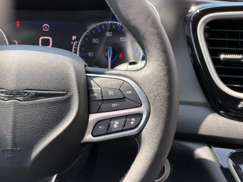 More photos of 2025 Chrysler Pacifica Select at Dorsett Hyundai, IN