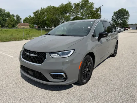 Gray 2025 Chrysler Pacifica Select for sale in Terre Haute, IN